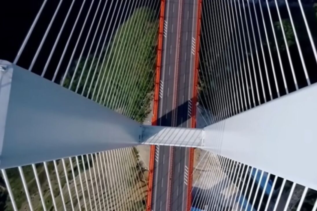 En China, el puente más alto del mundo es atirantado y una megaconstrucción en China, puente en China y puente sobre cañón que acorta un largo viaje.