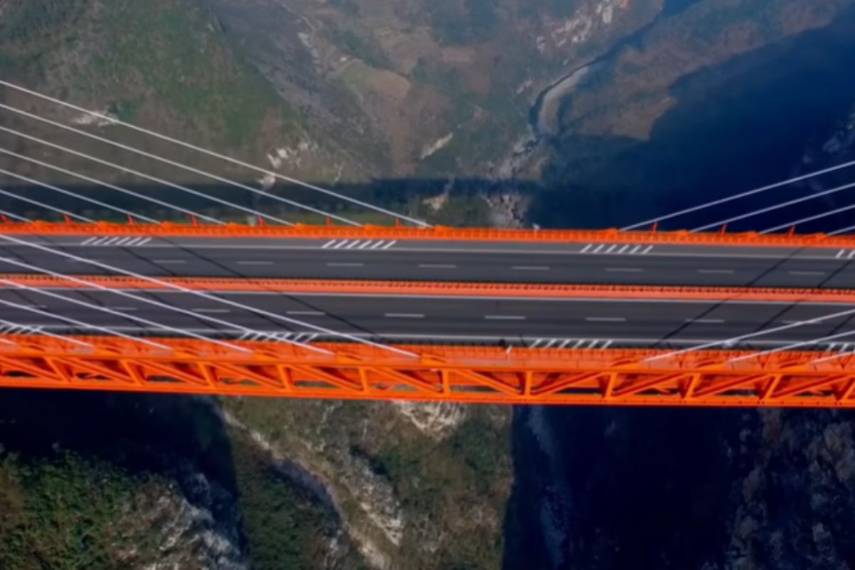 Ponte mais alta do mundo na China cruza abismo de 565 metros, tem 1,3 km, 269 m de torres e 20 mil toneladas, reduz viagem de 5 horas para 1