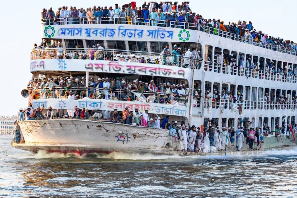 Em Dhaka, a balsa revela como cada travessia depende do capitão e da segurança para manter a cidade em movimento sob pressão diária.