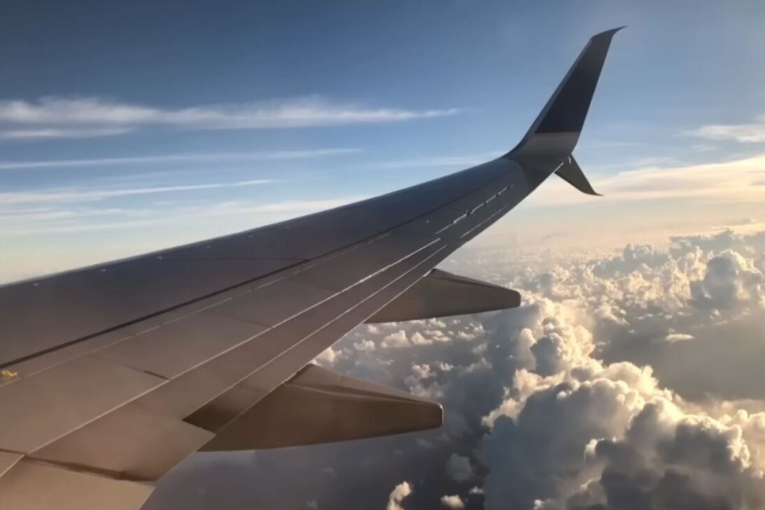 Descubre por qué los aviones comerciales llevan combustible en las alas y cómo la ingeniería aeronáutica controlan el centro de gravedad y la seguridad del vuelo.