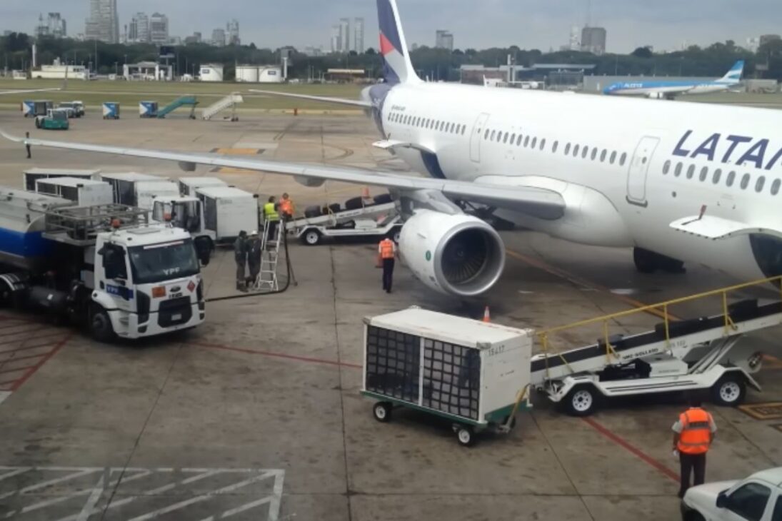 Descubre por qué los aviones comerciales llevan combustible en las alas y cómo la ingeniería aeronáutica controlan el centro de gravedad y la seguridad del vuelo.