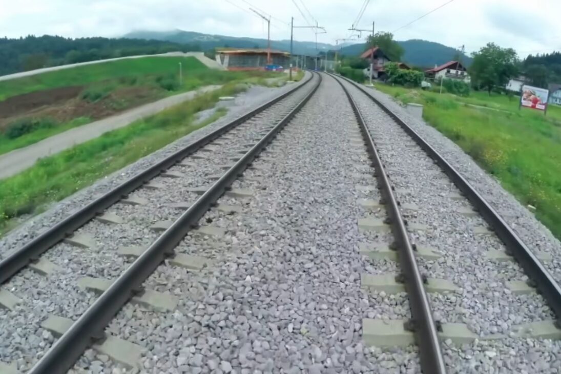 En trenes modernos, piedras bajo los rieles forman el lastre ferroviario que sostiene la vía férrea y heredó nombre e idea de los antiguos barcos de vela.