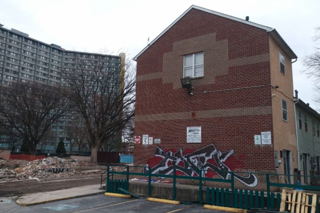 Edificio simple de 3 pisos en foco: zonificación y estacionamiento elevan costos, cambian barrios y ciudades y empujan la vivienda de clase media lejos.