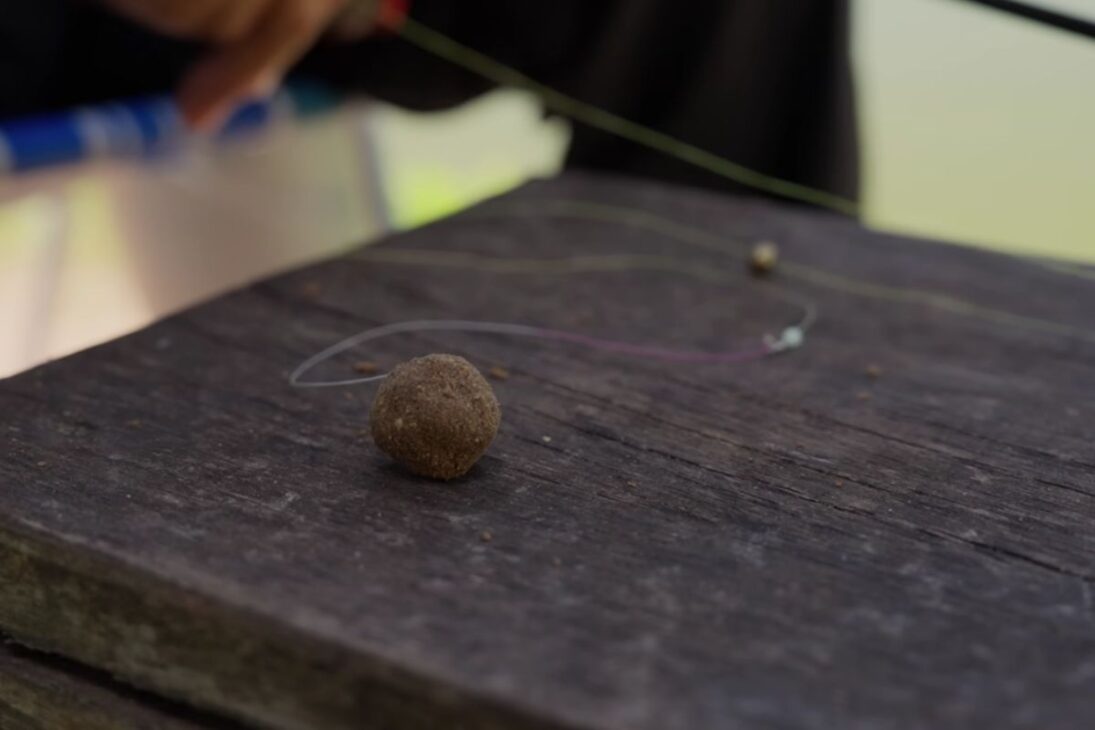 Aprende a pescar tilapia con carrete ajustando línea, plomo y lanzamiento en pesque-pague, entendiendo cómo la tilapia reacciona al plomo y a la presión y aumentando los enganches sin perder la deportividad en la pesca de tilapia con carrete.