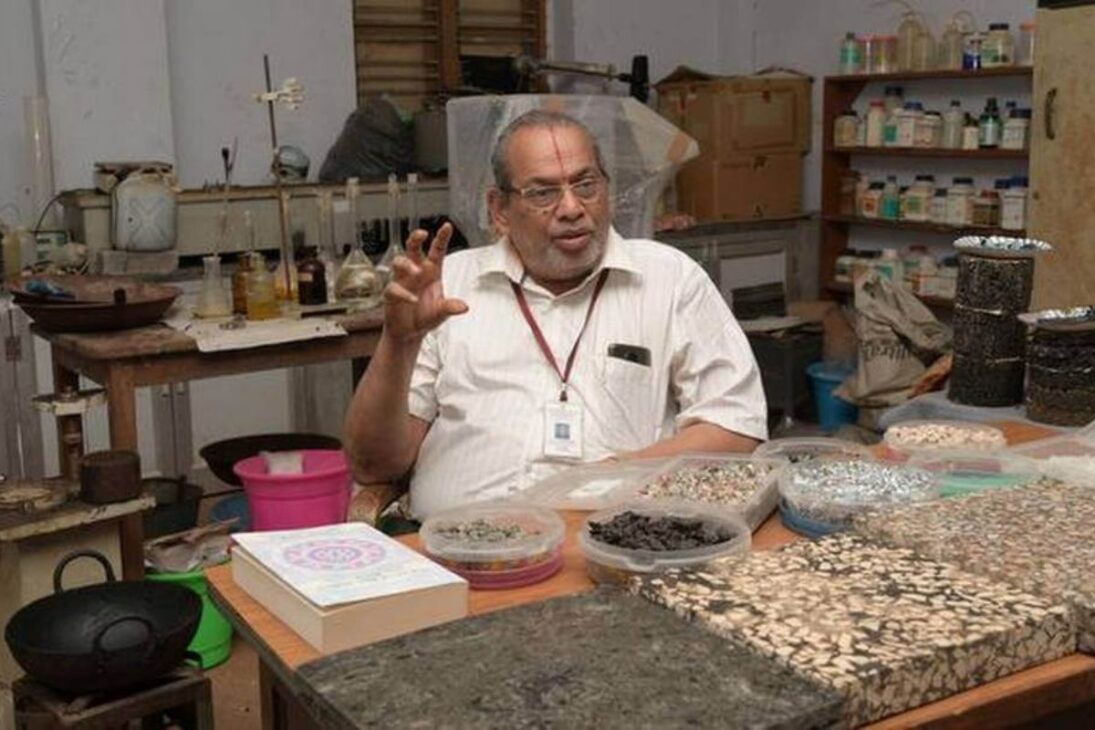 Plástico triturado en India entra en la carretera, reduce betún y se convierte en infraestructura más duradera con técnica que reaprovecha basura.