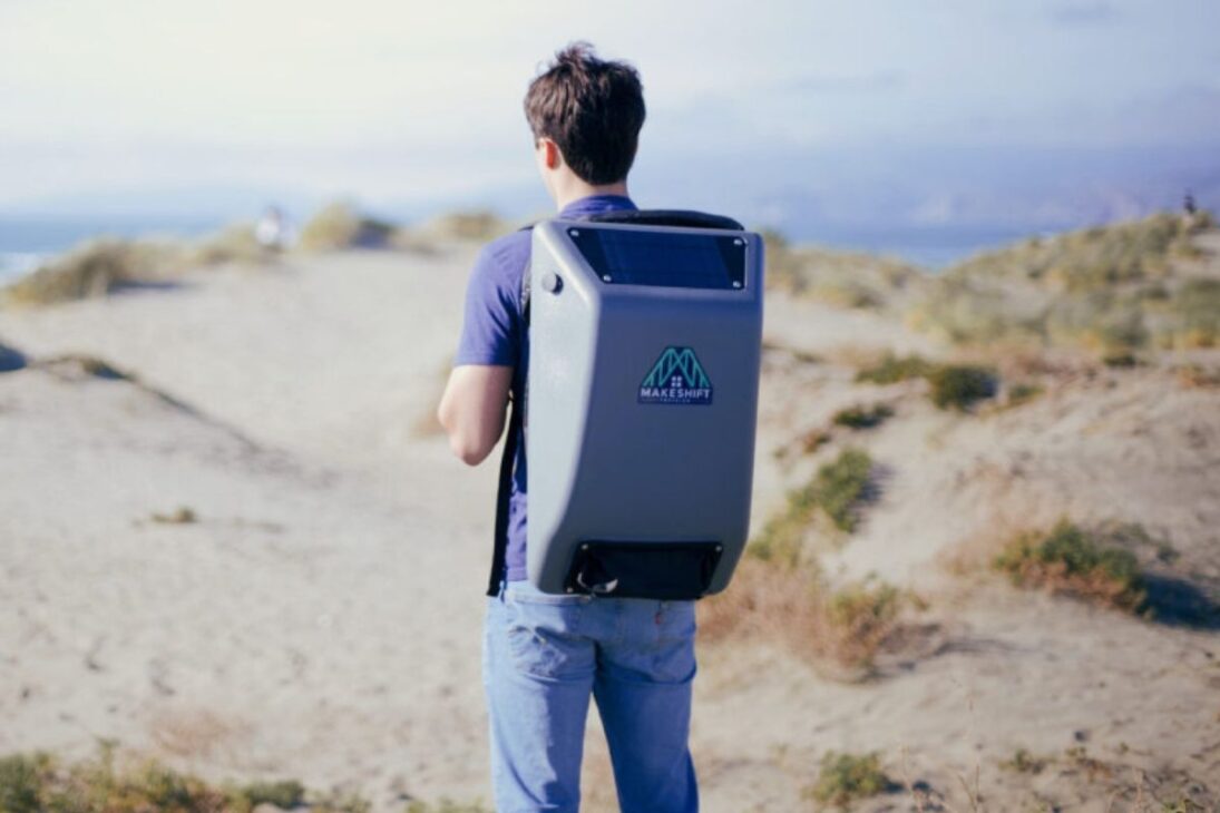 mochila solar del HomeMore Project sale de Tenderloin hacia California con saco de dormir y apoyo portátil para quienes viven en las calles.