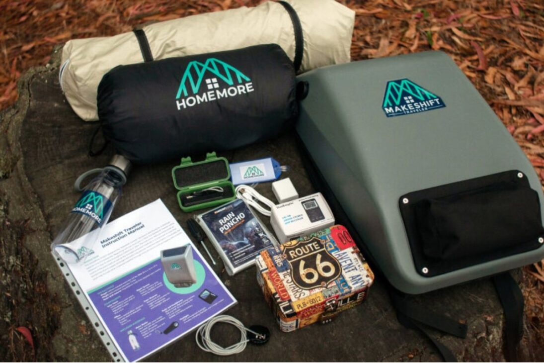 mochila solar del HomeMore Project sale de Tenderloin hacia California con saco de dormir y apoyo portátil para quienes viven en las calles.