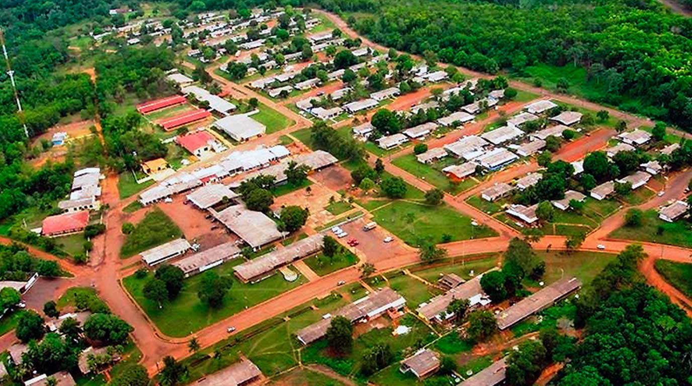 Rara cidade planejada pelos EUA no Brasil, que nasceu no ciclo do manganês volta aos holofotes com lagoas azul-turquesa, rio Amapari e hoje aposta no ecoturismo sustentável