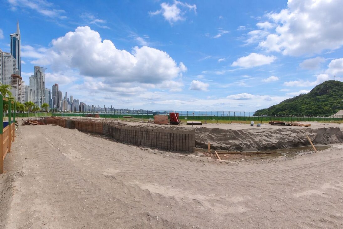 En la playa central de Balneário Camboriú, muros de contención protegen la orla sur con restinga y cableado subterráneo en un proyecto turístico hasta 2027.