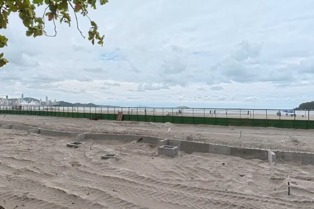 En la playa central de Balneário Camboriú, muros de contención protegen la orla sur con restinga y cableado subterráneo en un proyecto turístico hasta 2027.