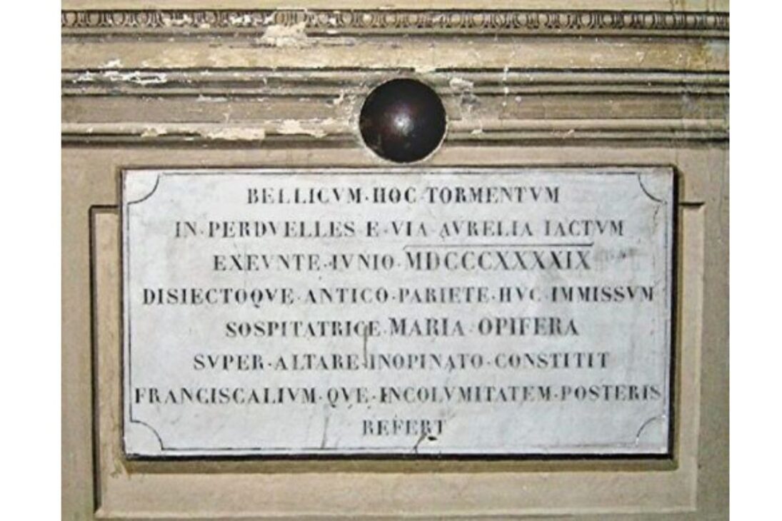 Roma todavía exhibe cicatrices de 1849: una esfera preservada, marcas en el Palazzo Colonna y leyendas en la Villa Medici, revelando cómo la ciudad mantiene vestigios de guerra incrustados en iglesias, palacios y murallas.