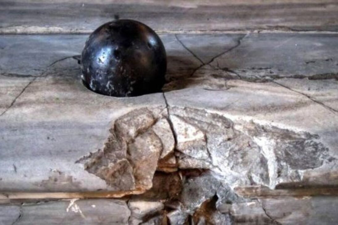 Roma todavía exhibe cicatrices de 1849: una esfera preservada, marcas en el Palazzo Colonna y leyendas en la Villa Medici, revelando cómo la ciudad mantiene vestigios de guerra incrustados en iglesias, palacios y murallas.