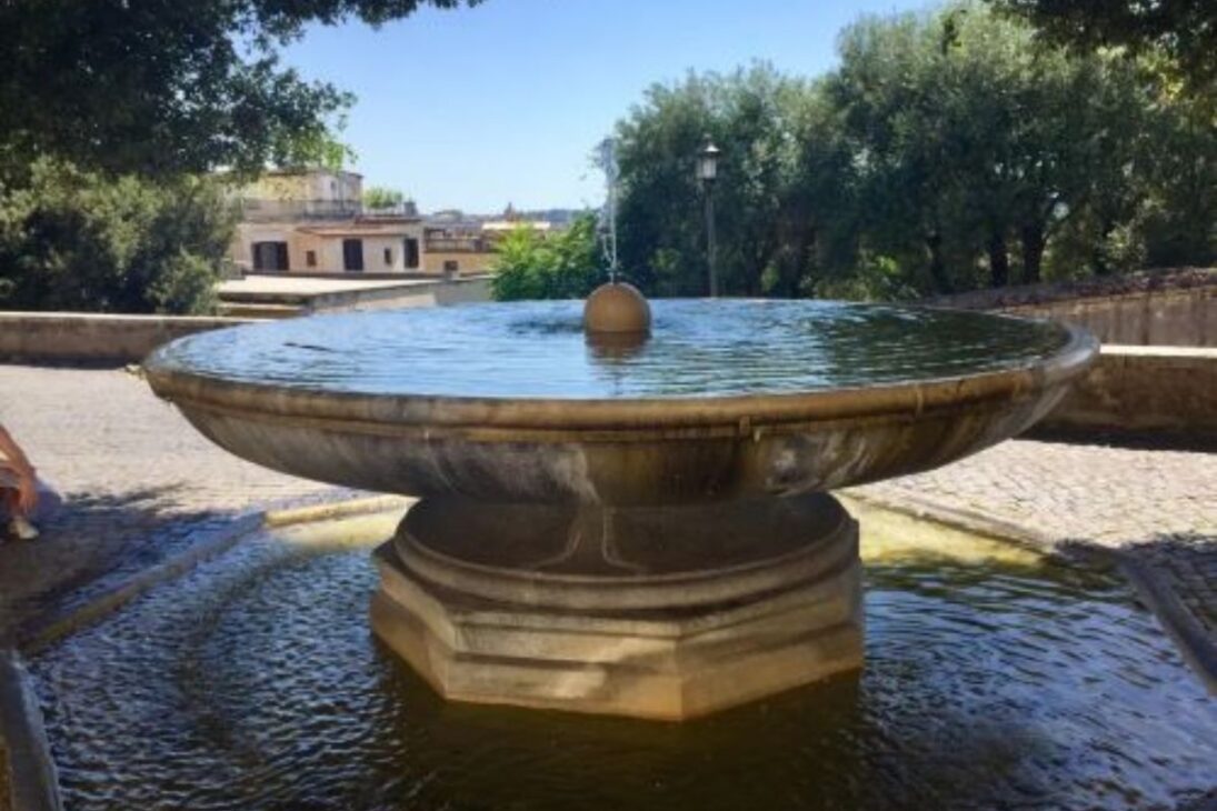 Roma todavía exhibe cicatrices de 1849: una esfera preservada, marcas en el Palazzo Colonna y leyendas en la Villa Medici, revelando cómo la ciudad mantiene vestigios de guerra incrustados en iglesias, palacios y murallas.