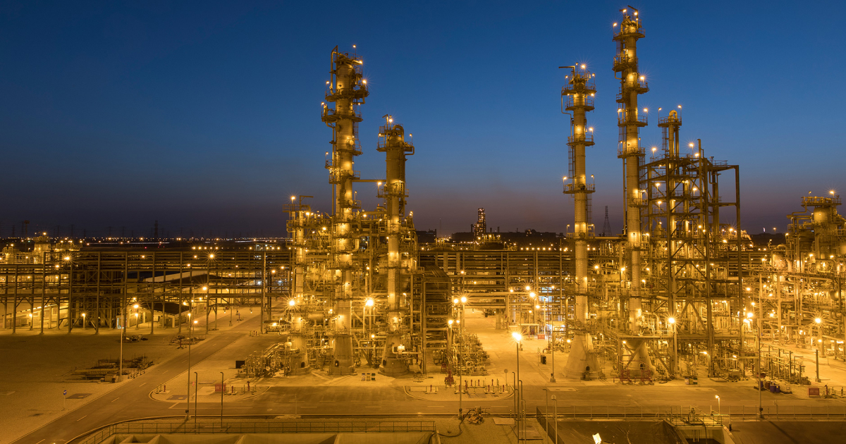 Com produção superior a 2,3 milhões de toneladas de amônia por ano, a SABIC opera no deserto saudita um dos maiores complexos petroquímicos de fertilizantes do Oriente Médio e converte energia fóssil em insumo essencial para a agricultura global