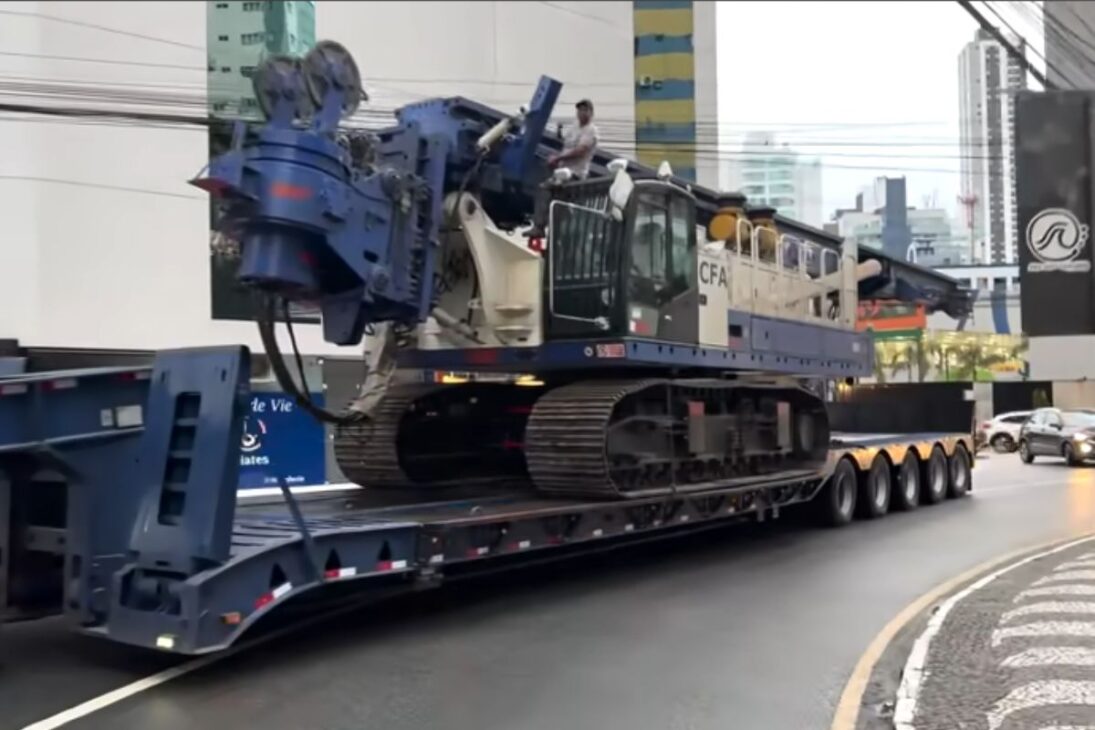 En la obra del Senna Tower, la máquina italiana de 87 toneladas con la mayor hélice continua de Brasil perfora estacas hélice continua en la fundación profunda.