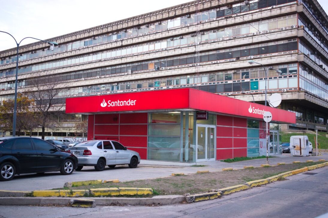 Santander Enfrenta Presión Por Cerrar Agencias En Argentina; Sindicato Lleva Al Ministerio De Trabajo Y Denuncia Despidos Desde 2025, Con Impacto En Ciudades Y Clientes.