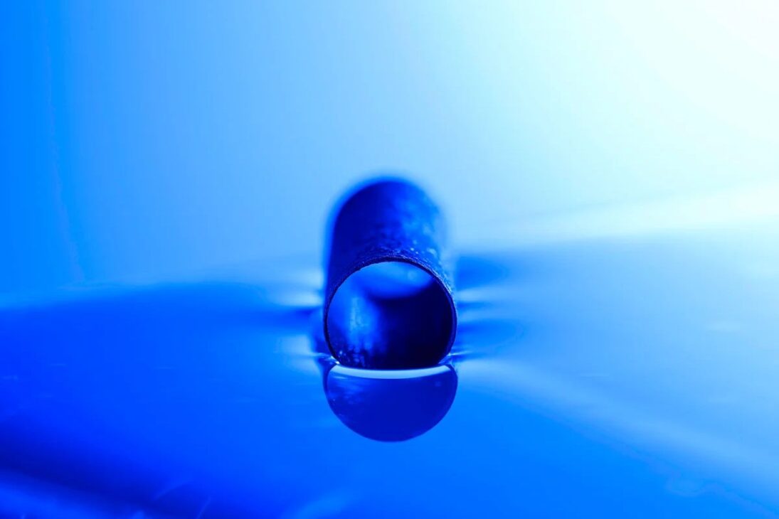 tubos de aluminio con superhidrofobicidad atrapan burbujas de aire, según pruebas de la University of Rochester, y pueden sostener plataformas para energía de las olas en el océano incluso después de daños, con dudas sobre escala y resistencia en el mar abierto.