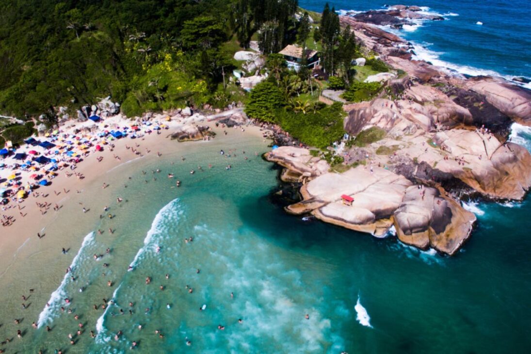En Florianópolis, el itinerario perfecto para el fin de semana incluye Joaquina, Lagoa da Conceição y Río Vermelho con opciones hasta R$ 50 y visita a la Fortaleza, reuniendo aventura, agua, sendero e historia sin promesas fáciles.