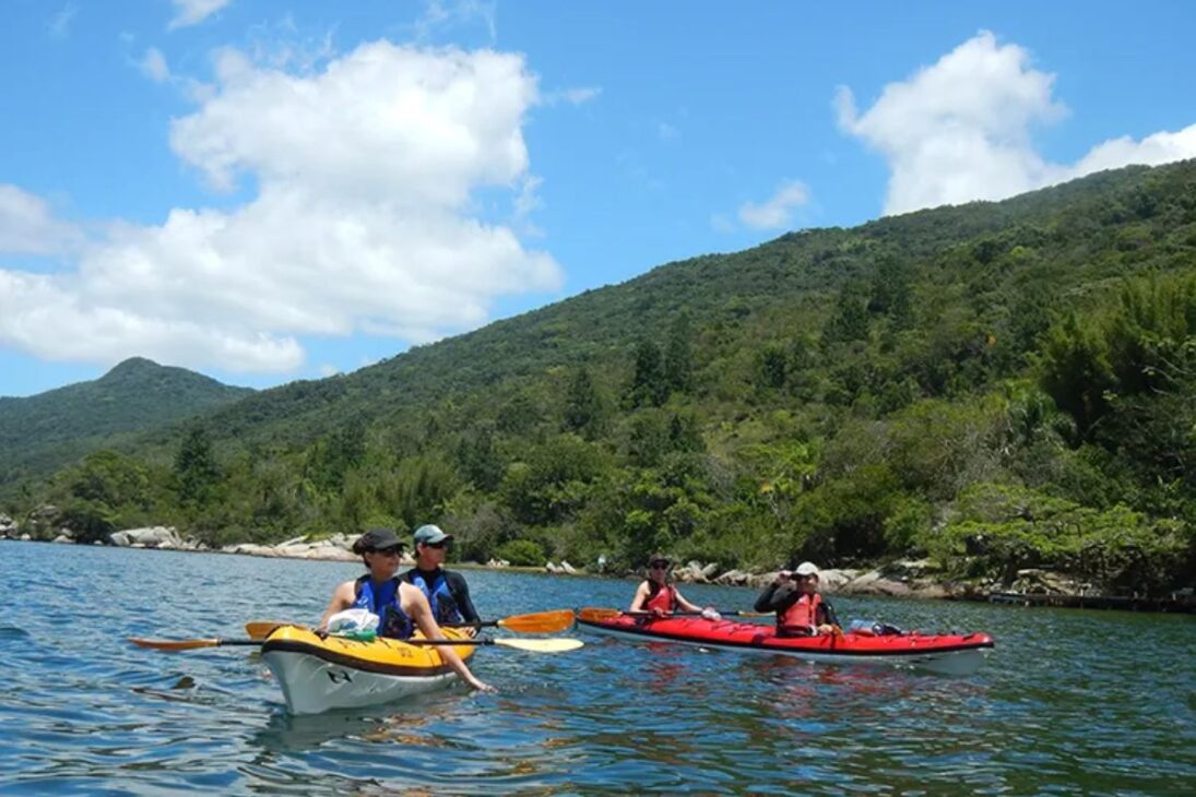 En Florianópolis, el itinerario perfecto para el fin de semana incluye Joaquina, Lagoa da Conceição y Río Vermelho con opciones hasta R$ 50 y visita a la Fortaleza, reuniendo aventura, agua, sendero e historia sin promesas fáciles.