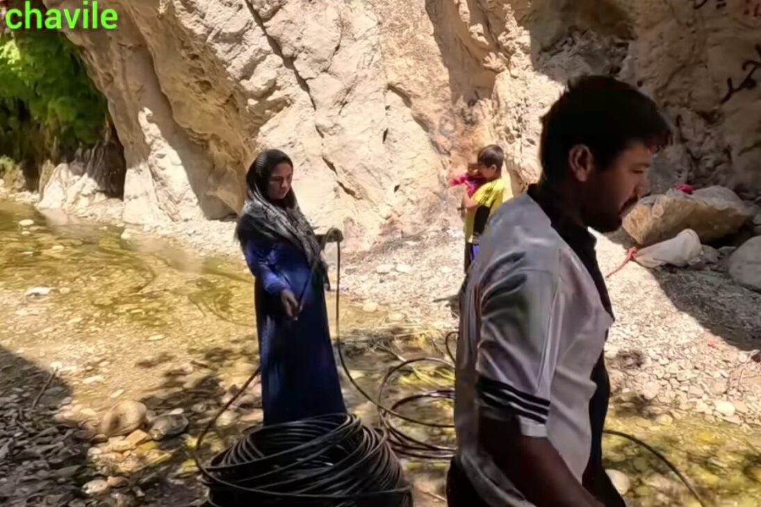 La rutina revela cómo llega el agua de la montaña por tubo tras la travesía de río en barco, con nómadas iraníes transformando riesgo y técnica en supervivencia diaria.