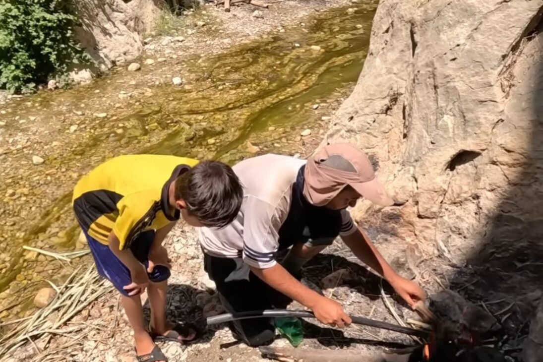 La rutina revela cómo llega el agua de la montaña por tubo tras la travesía de río en barco, con nómadas iraníes transformando riesgo y técnica en supervivencia diaria.