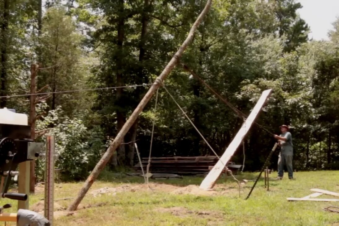 El productor explica cómo levantar un tronco de 227 kilos con biela y cadenas, aplicando ventaja mecánica en ciclos controlados para ganar estabilidad y eficiencia en el campo, sin poleas, sin máquinas y sin motores.