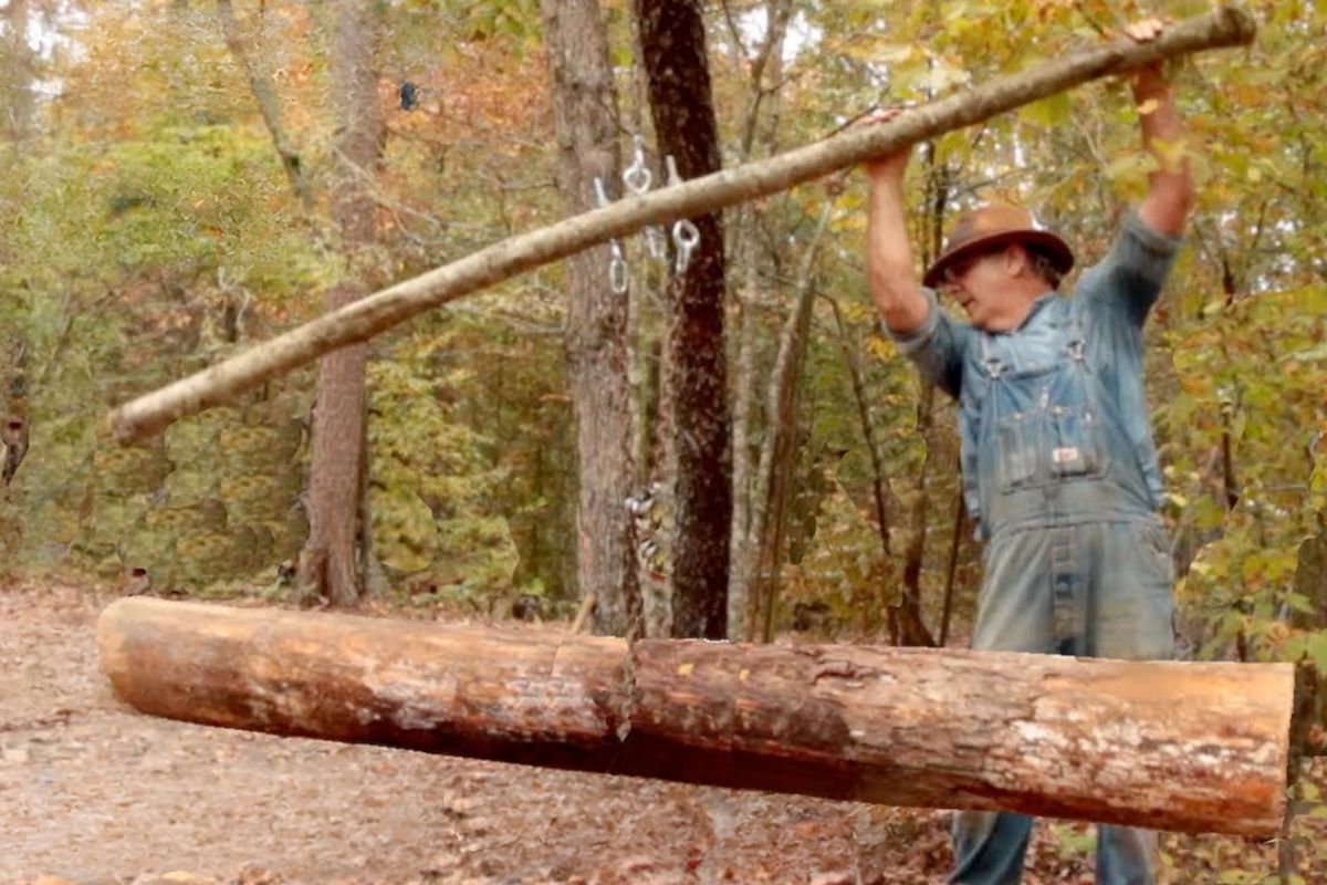 Produtor explica como levantar uma tora de 227 quilos com alavanca e correntes, aplicando vantagem mecânica em ciclos controlados para ganhar estabilidade e eficiência no campo, sem polias, sem máquinas e sem motores.