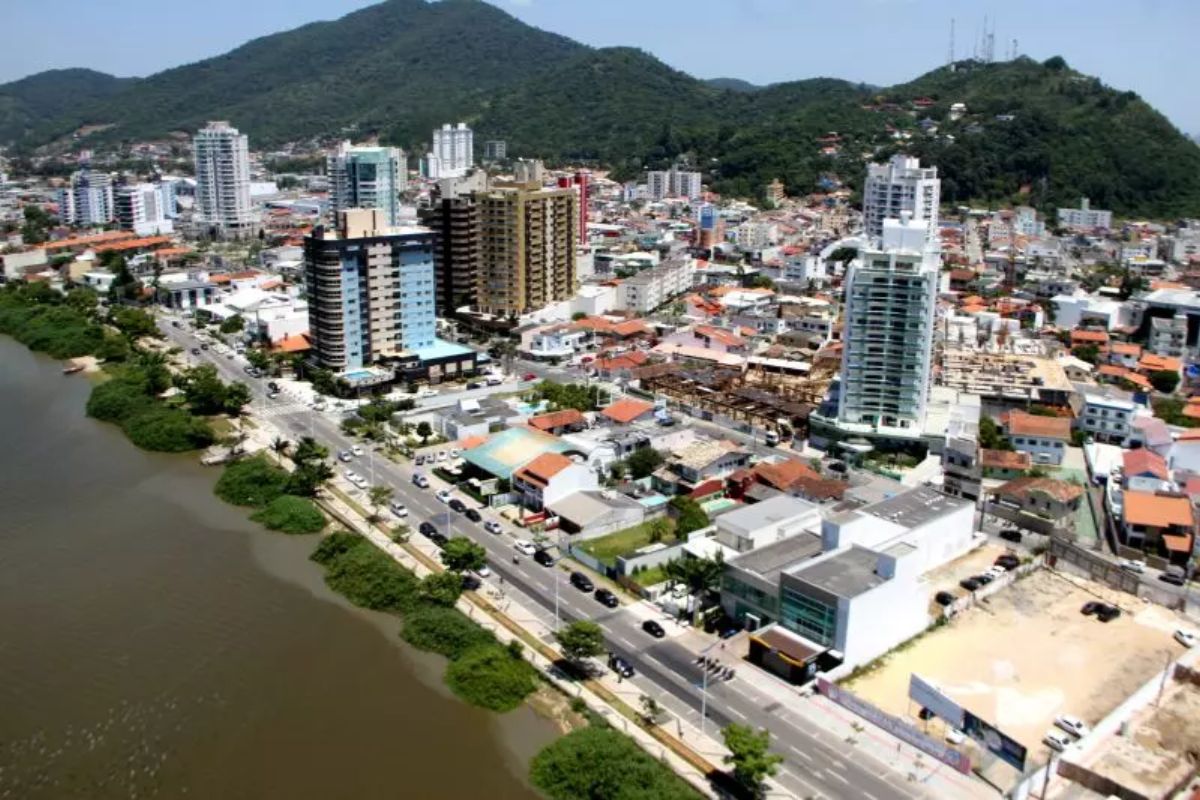 arrecadação de impostos põe Itajaí no ranking nacional: Porto de Itajaí e investimentos bilionários explicam a força e os riscos.