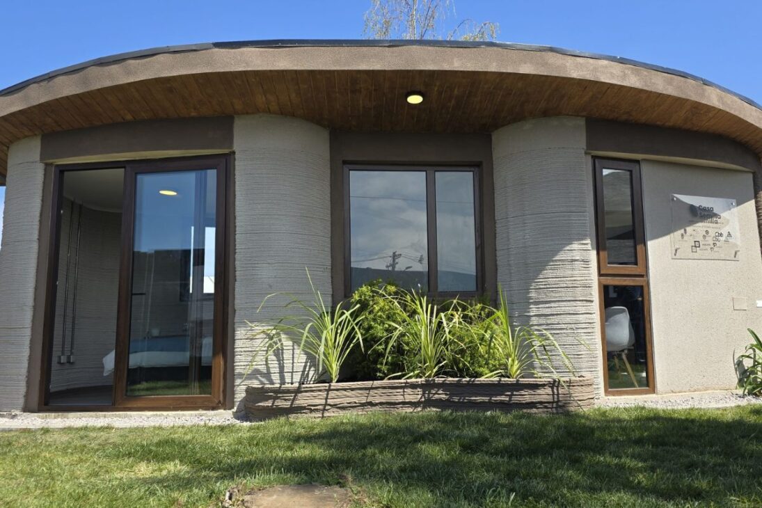 paredes de concreto en Concepción con robot industrial y Atenea-UBB imprimen casa-semente en 29 horas; montaje en dos días y debate sobre costo.