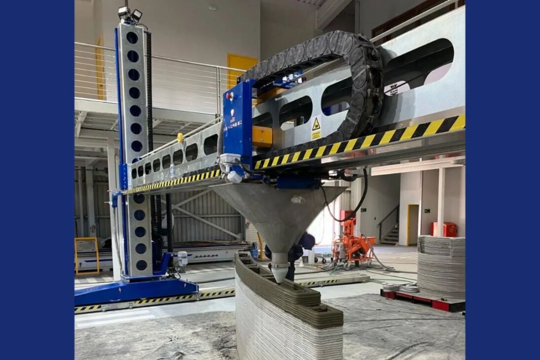 paredes de concreto en Concepción con robot industrial y Atenea-UBB imprimen casa-semente en 29 horas; montaje en dos días y debate sobre costo.