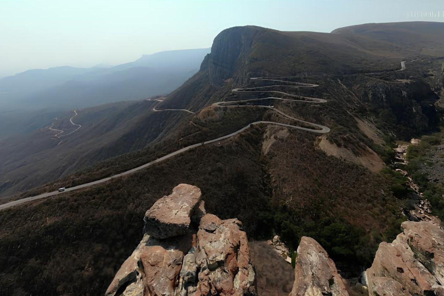 A 1.845 metros de altitude, a estrada angolana que parece um desenho perfeito na montanha desce em zigue-zague do planalto ao mar: a Serra da Leba virou ícone mundial com curvas vertiginosas esculpidas na rocha do Namibe