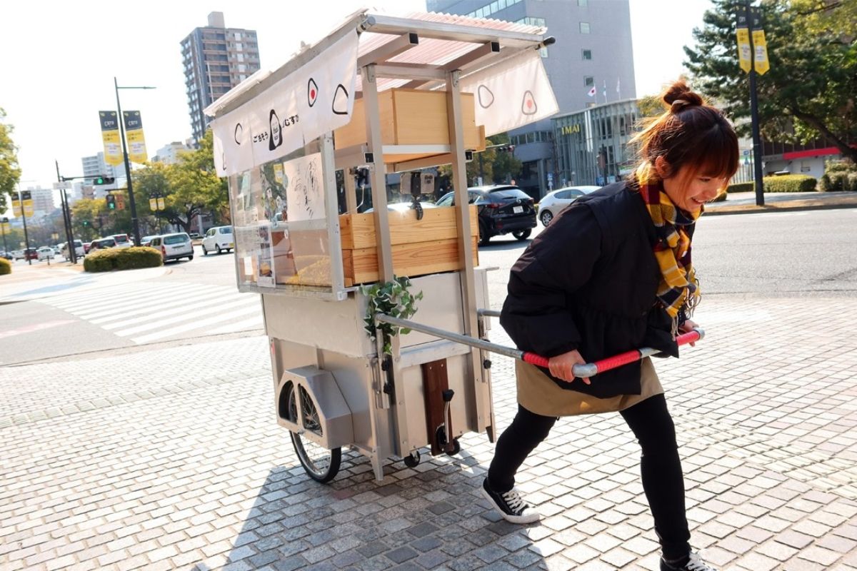 jovem em Hiroshima esgota onigiri no carrinho de comida e vira lenda da comida de rua; entenda a rotina que cria fila diária.