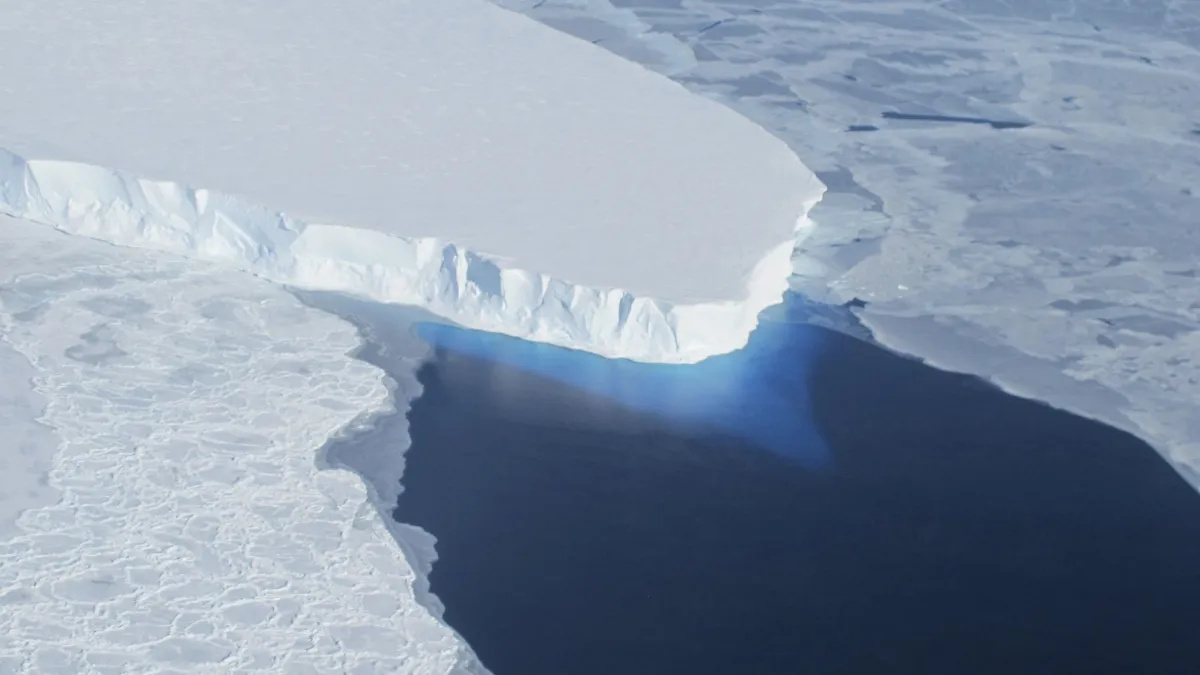 Thwaites, ubicada en la Antártida, es conocida como la "Glaciar del Juicio Final"  • NASA/Reuters via CNN Newsource