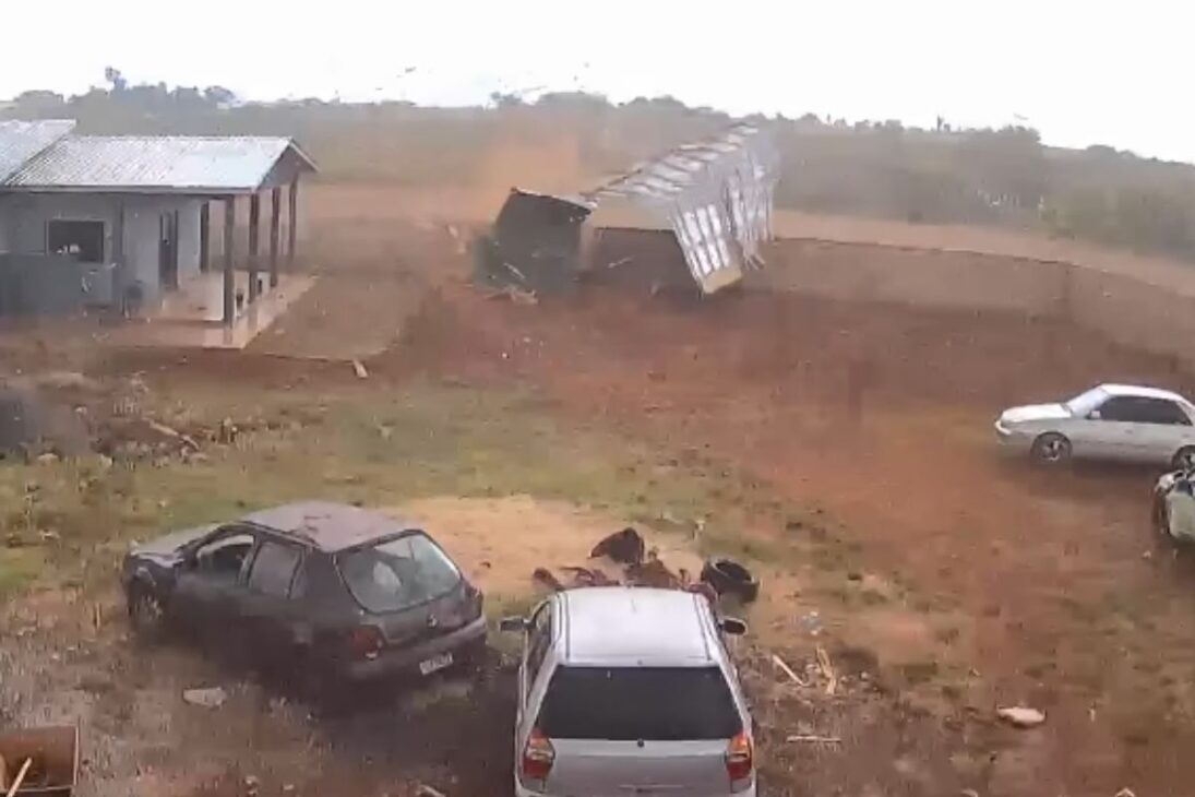 El video muestra un Tornado F0 con vientos superiores a 100 km/h quitando el techo de una casa en construcción en Paraná, prueba viva de los fenómenos climáticos extremos.