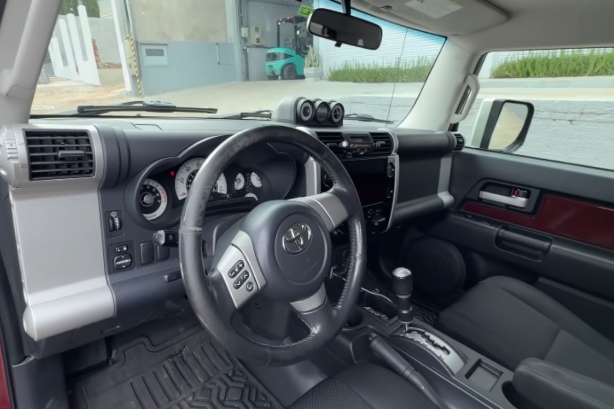 Toyota FJ Cruiser com só 99 unidades no Brasil visual retrô de Bandeirante, porta suicida, V6 4.0 de 240 cv, lift 2”, pneus 35 e projeto 4x4 na mira hoje (4)