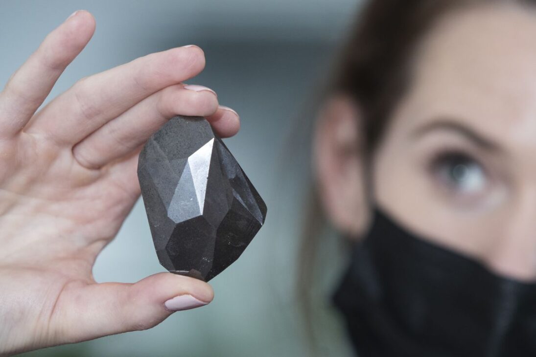 Diamante negro de 555,55 quilates exhibido en Dubái sigue para subasta en Londres y reacende debate sobre espacio, rareza e indicios físico-químicos que colocan el origen de esta pieza en el centro de comparaciones científicas y de mercado.