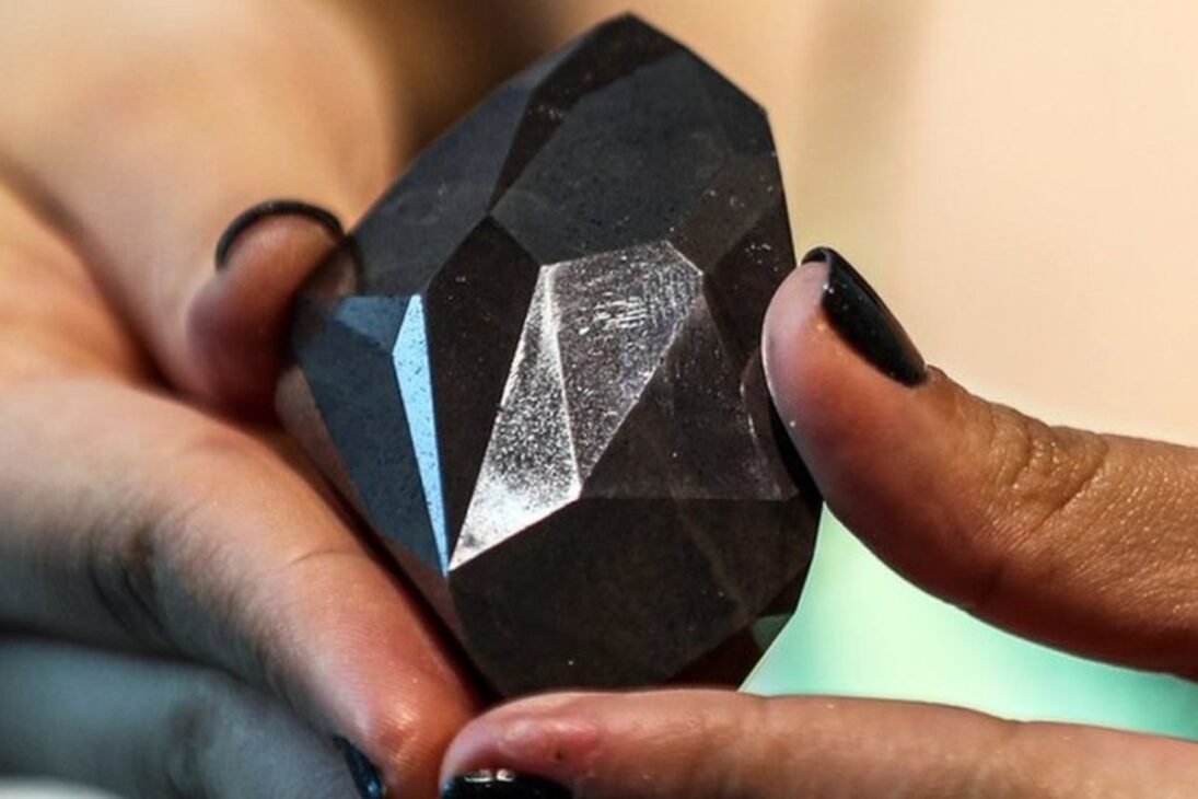 Diamante negro de 555,55 quilates exhibido en Dubái sigue para subasta en Londres y reacende debate sobre espacio, rareza e indicios físico-químicos que colocan el origen de esta pieza en el centro de comparaciones científicas y de mercado.