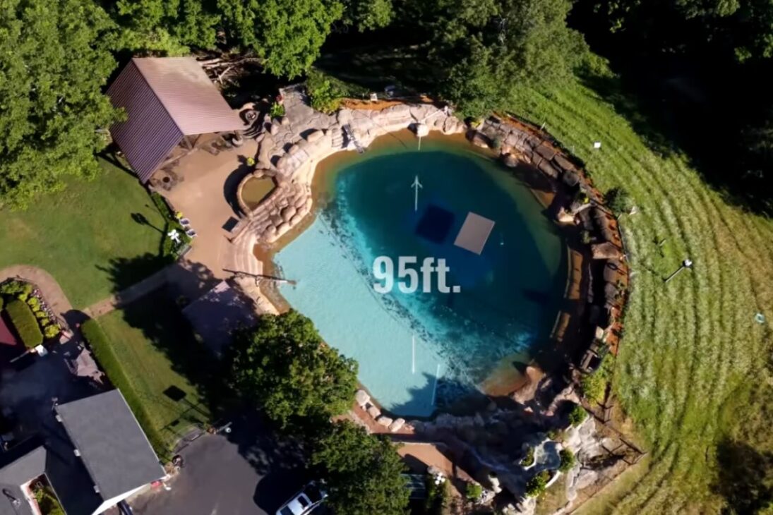 Conozca la piscina absurda de 500 mil galones de 1,9 millón de litros, con cascada, columpio de cuerda y sistema de filtración creado en el patio después de 29 años de obra y mantenimiento.