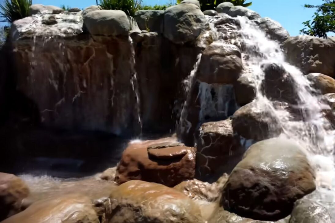 Conozca la piscina absurda de 500 mil galones de 1,9 millón de litros, con cascada, columpio de cuerda y sistema de filtración creado en el patio después de 29 años de obra y mantenimiento.