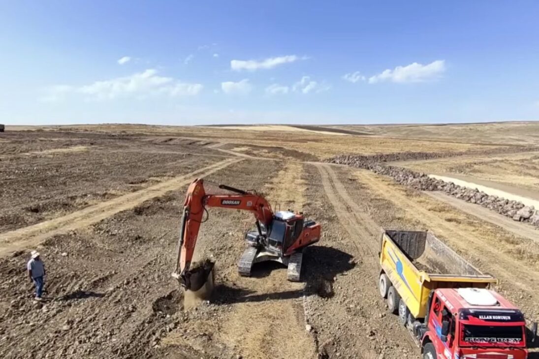 Huerto De Pistacho En Suelo Ácrido Usa GNSS, Remoción Profunda Y Injerto Planeado; La Irrigación Manual Sostiene El Inicio Y Permite Rastrear Fallas, Corregir Límites Y Hacer Que El Modelo Sea Replicable En Terreno De Piedras Y Erosión.