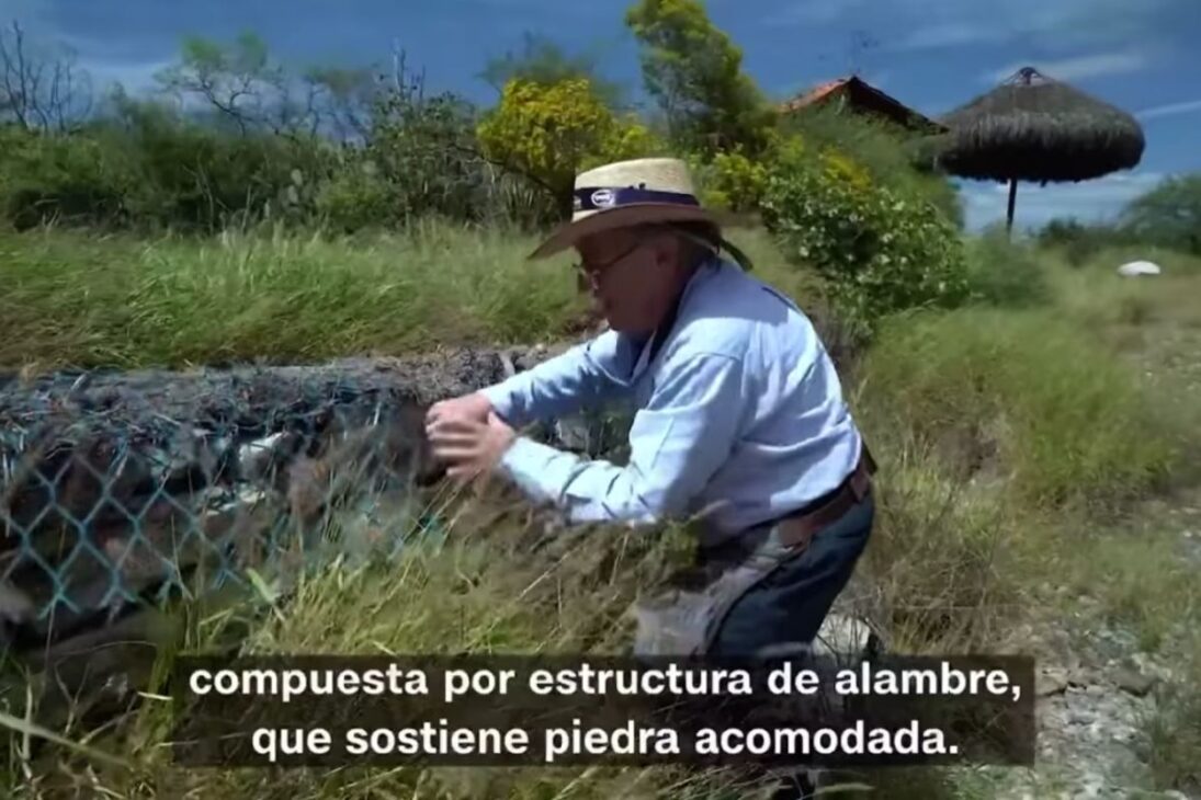programa Agua para Siempre en la Mixteca Popoloca explica cómo muros y gaviones crean terrazas esponja, recargan acuíferos y llegan al Museo del Agua como método para cosecha y biodiversidad en el semiárido.