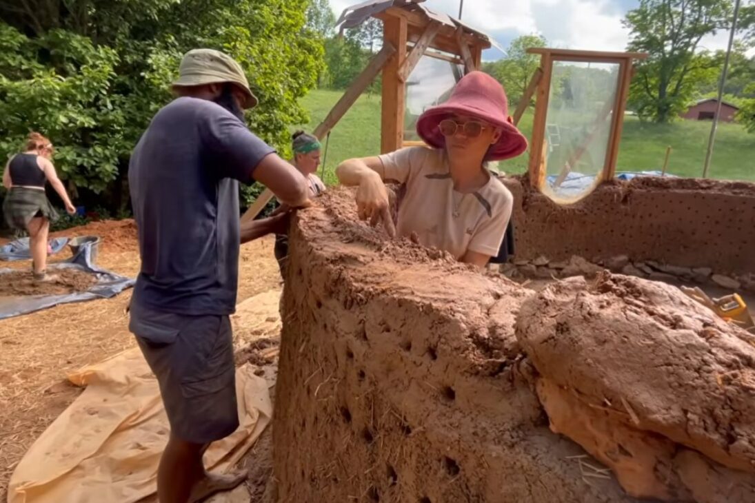La casa de tapia detalla cómo la fundación, el tejado, la arcilla y el rebozo de arcilla se combinan en capas para controlar drenaje, humedad y durabilidad, del piso compacto al acabado interno, en una construcción natural que depende de consistencia y método.