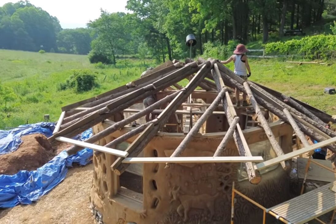 La casa de tapia detalla cómo la fundación, el tejado, la arcilla y el rebozo de arcilla se combinan en capas para controlar drenaje, humedad y durabilidad, del piso compacto al acabado interno, en una construcción natural que depende de consistencia y método.