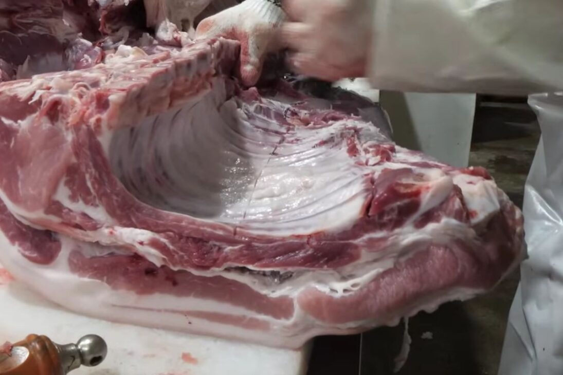 En la fábrica coreana, 2.000 cerdos por mes se convierten en cortes con embalaje al vacío, pasan por detector de metales y verificación doble antes del envío.