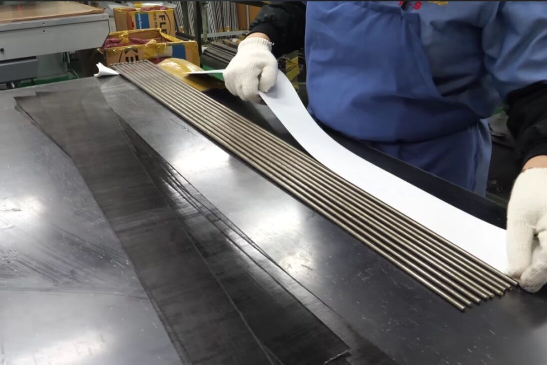 En la fábrica coreana en Incheon, cañas de pescar de carbono pasan por corte, horno y epoxi; la inspección final decide si el producto se convierte en estándar o vuelve al retrabajo.