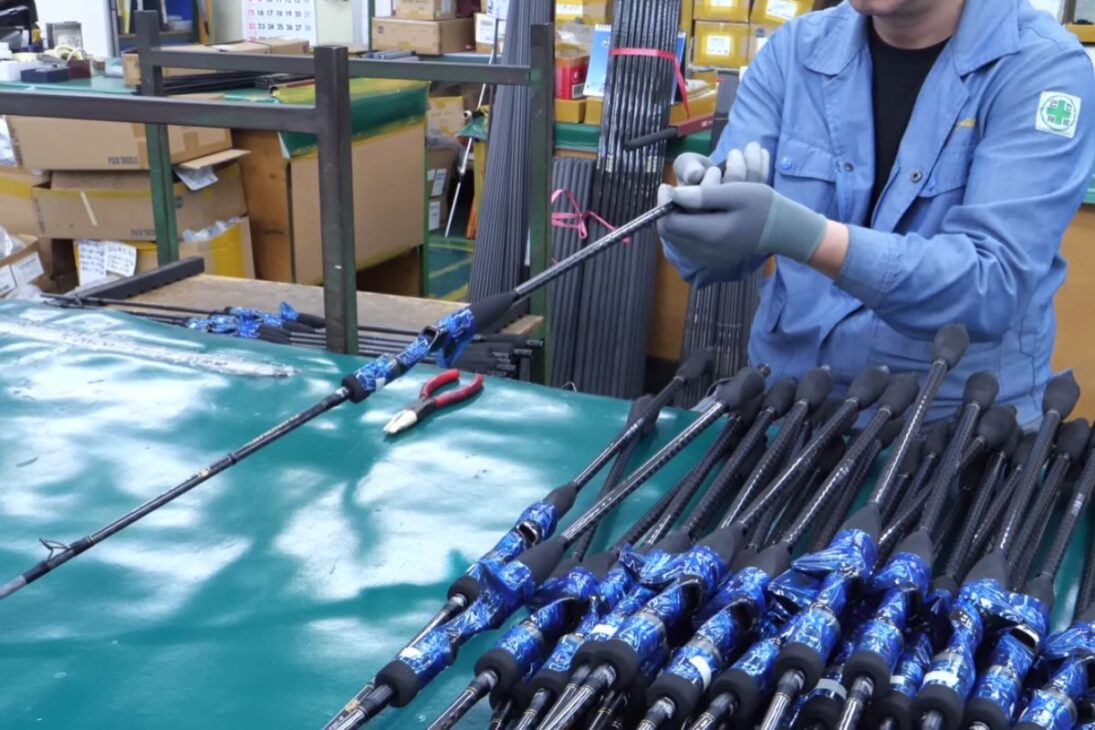 En la fábrica coreana en Incheon, cañas de pescar de carbono pasan por corte, horno y epoxi; la inspección final decide si el producto se convierte en estándar o vuelve al retrabajo.