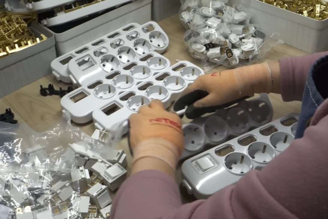 En la fábrica coreana, la regleta revela cómo el enchufe, la soldadura y el límite de 1000W definen seguridad, inspección y uso diario, del cable al sello final.

