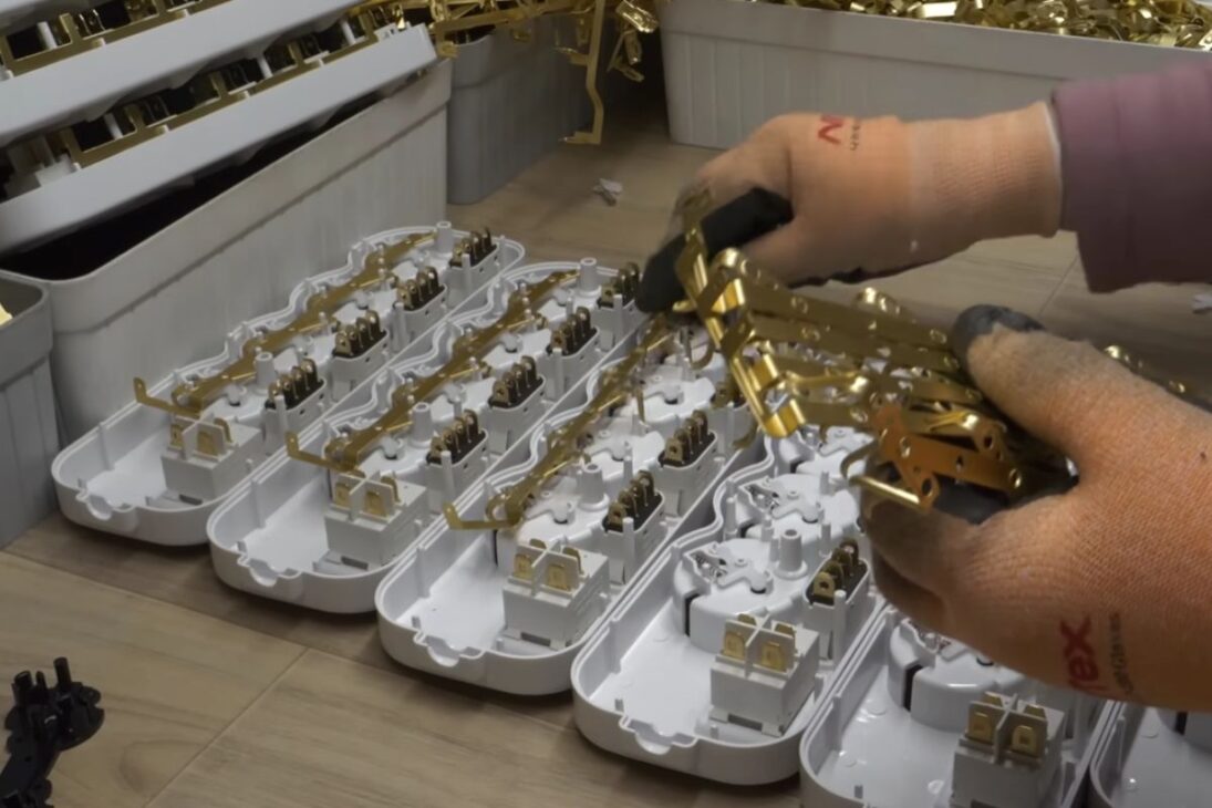 En la fábrica coreana, la regleta revela cómo el enchufe, la soldadura y el límite de 1000W definen seguridad, inspección y uso diario, del cable al sello final.

