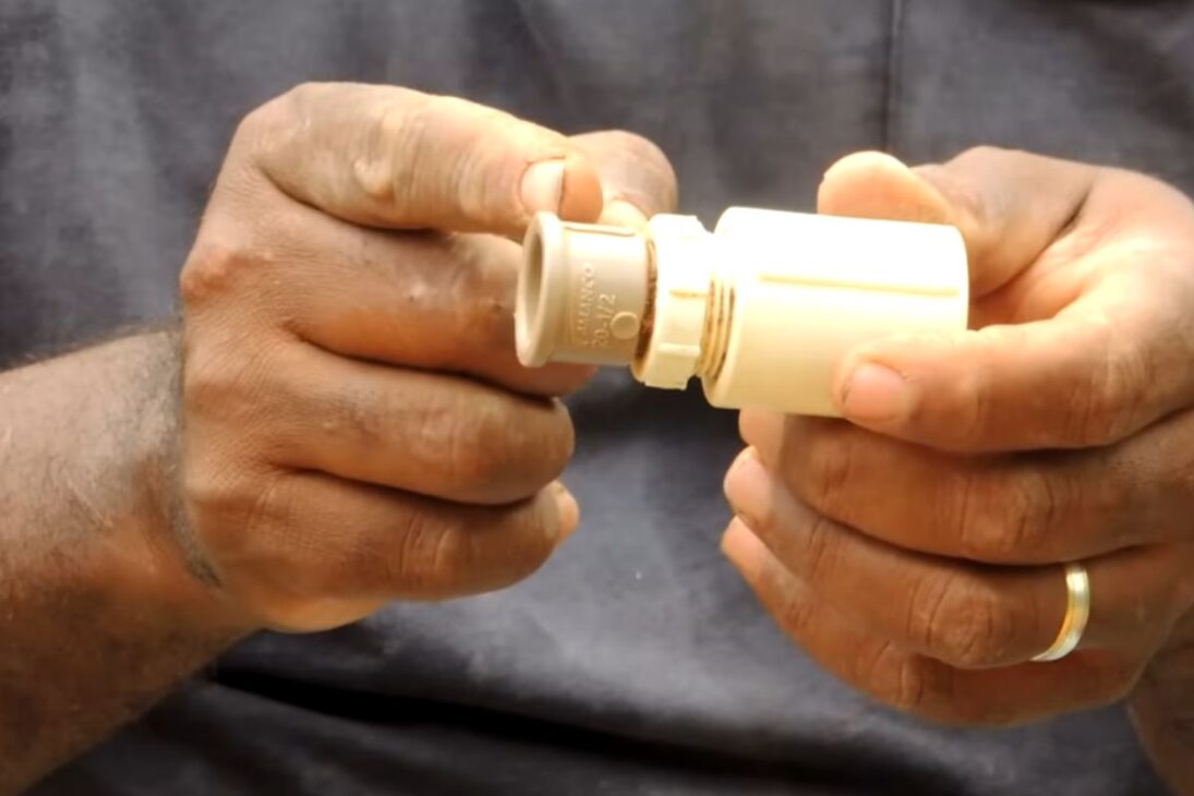 irrigador giratório com garrafa PET e tubo de PVC vira aspersor no jardim, gira por pressão e ajuda a economizar água e tempo.