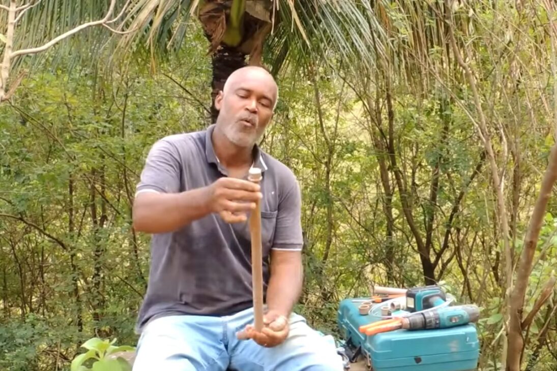 irrigador giratório com garrafa PET e tubo de PVC vira aspersor no jardim, gira por pressão e ajuda a economizar água e tempo.